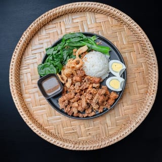 Com 6 - "The BASIK  ເຂົ້າຂາວໝູທອດແຂ່ວກະປີ "