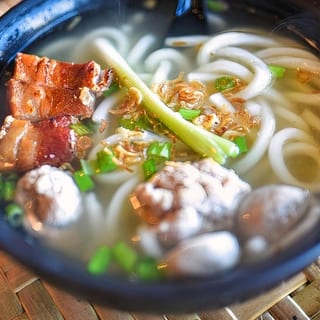 Udon Noodles w/ Brown Chicken (Khao Piak)